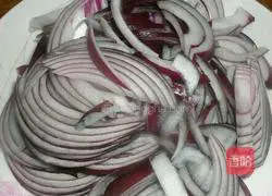 Illustration of how to make fried meat with onions 1