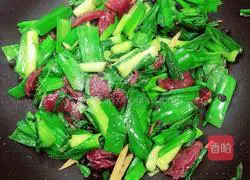 Illustration of how to stir-fry sausages with black bean and garlic sprouts 10