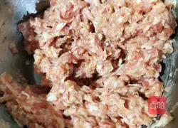 Illustration of braised fish stuffed with meat 2