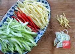 Illustration of how to make celery, lean meat and fried potatoes 4