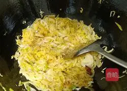 Illustration of how to make pickled cabbage and pork belly vermicelli 6