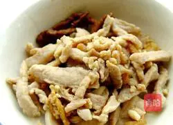 Illustration of how to make fried lettuce slices with meat 2