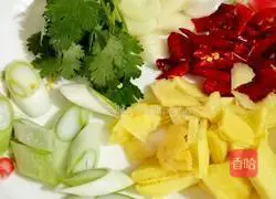 Illustration of how to make chicken with sour bamboo shoots in red soup 4