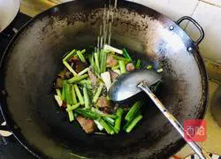 Illustration of how to stir-fry bacon with green garlic 5