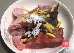 Illustration of how to make steamed catfish belly with red dates and mushrooms 2