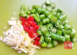 Illustration of how to cook diced chicken with king oyster mushrooms 6