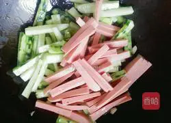 Illustration of how to make cucumber and ham sausage 7