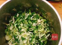 Illustration of how to make scrambled eggs with wild onions 1