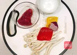 Stir-fried minced pork with seafood and mushrooms Practice illustration 1