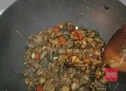 Illustration of how to cook frogs in dry pot 6