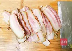 Sichuan - Illustration of how to stir-fry bacon with walnut flowers 6