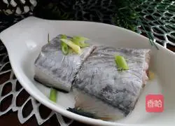 Illustration of how to steam hairtail with chopped pepper 5