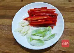 Illustration of how to fry green beans with oil residue 3