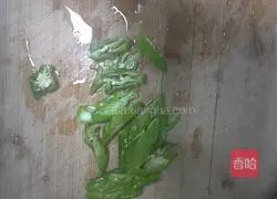 Hand Illustration of how to stir-fry shredded pork with king oyster mushrooms 2