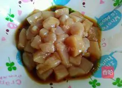 Illustration of how to make stir-fried diced chicken with colorful vegetables 3