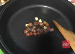 Illustration of how to make fried sausage with peas and green beans 2