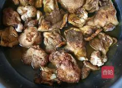 Illustration of how to make mushroom stewed chicken thighs 2