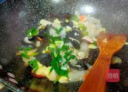 Illustration of how to make stir-fried tendons with black fungus 11