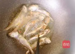 Illustration of how to make dry-fried yellow croaker 7