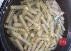 Illustration of how to make wolf tooth potatoes 5