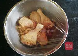 Illustration of how to make shredded coconut chicken legs 3