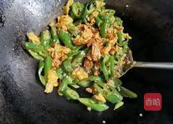 Illustration of how to make fried eggs with green pepper 6