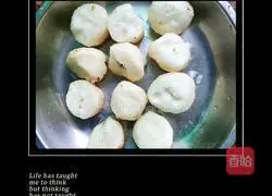 Illustration of how to stir-fry chicken kidneys with celery and water chestnuts 2