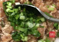 Illustration of how to make meatballs wrapped in vegetables 3