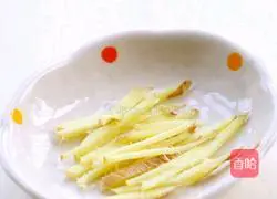 Illustration of how to make shredded pork and stir-fried leeks 3