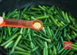 Illustration of how to stir-fry bacon with garlic moss 10