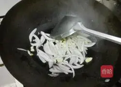 Illustration of how to make fried sausage with green pepper 4