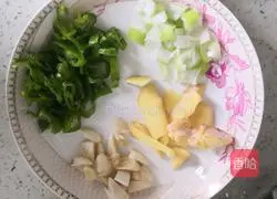 Illustration of how to cook potato, mushroom, carrot and chicken stew 7