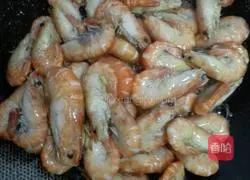 Illustration of how to fry shrimps in oil 3