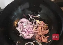 Illustration of how to make fried eggs with garlic and onions 4