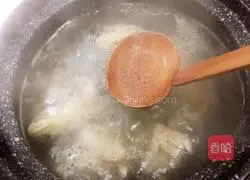 Illustration of how to stew big bones with pickled cabbage 5