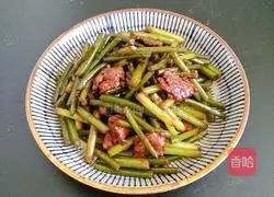 Quick and delicious recipe for stir-fried pork with garlic moss 6