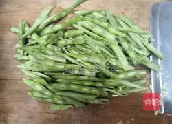 Illustration of how to make bacon and green beans 3