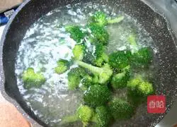 Cantonese style - fried shrimps with broccoli illustration 5