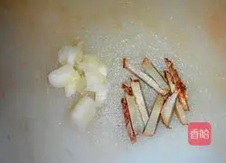 Illustration of how to make spicy fried razor clams 1