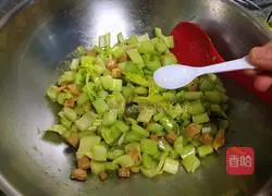 Illustration of how to make fried double dices 5