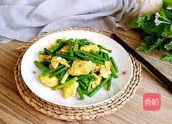 Fried eggs with garlic sprouts Illustration of how to do it 9