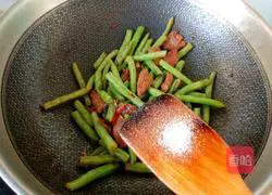Illustration of how to make fried green beans with meat 7