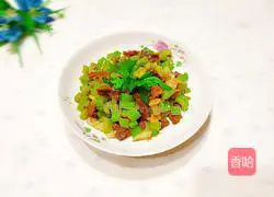 Illustration of how to make fried beef tendon with celery 1