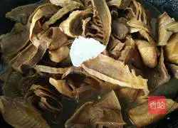 Illustration of how to cook pork with dried bamboo shoots 6