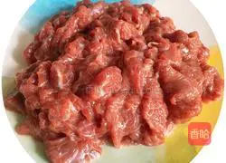 Illustration of how to make fried beef with celery 2