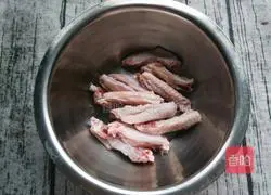 Illustration of how to make steamed chicken wings and enoki mushrooms 4