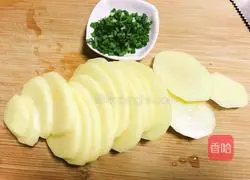 Illustration of how to make steamed potatoes with chopped pepper 2