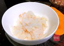 Illustration of how to make krill and pork glutinous rice balls 2