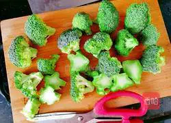 Illustration of how to make steamed broccoli with sea fish 5