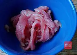 Illustration of how to stir-fry shredded pork with garlic moss 2